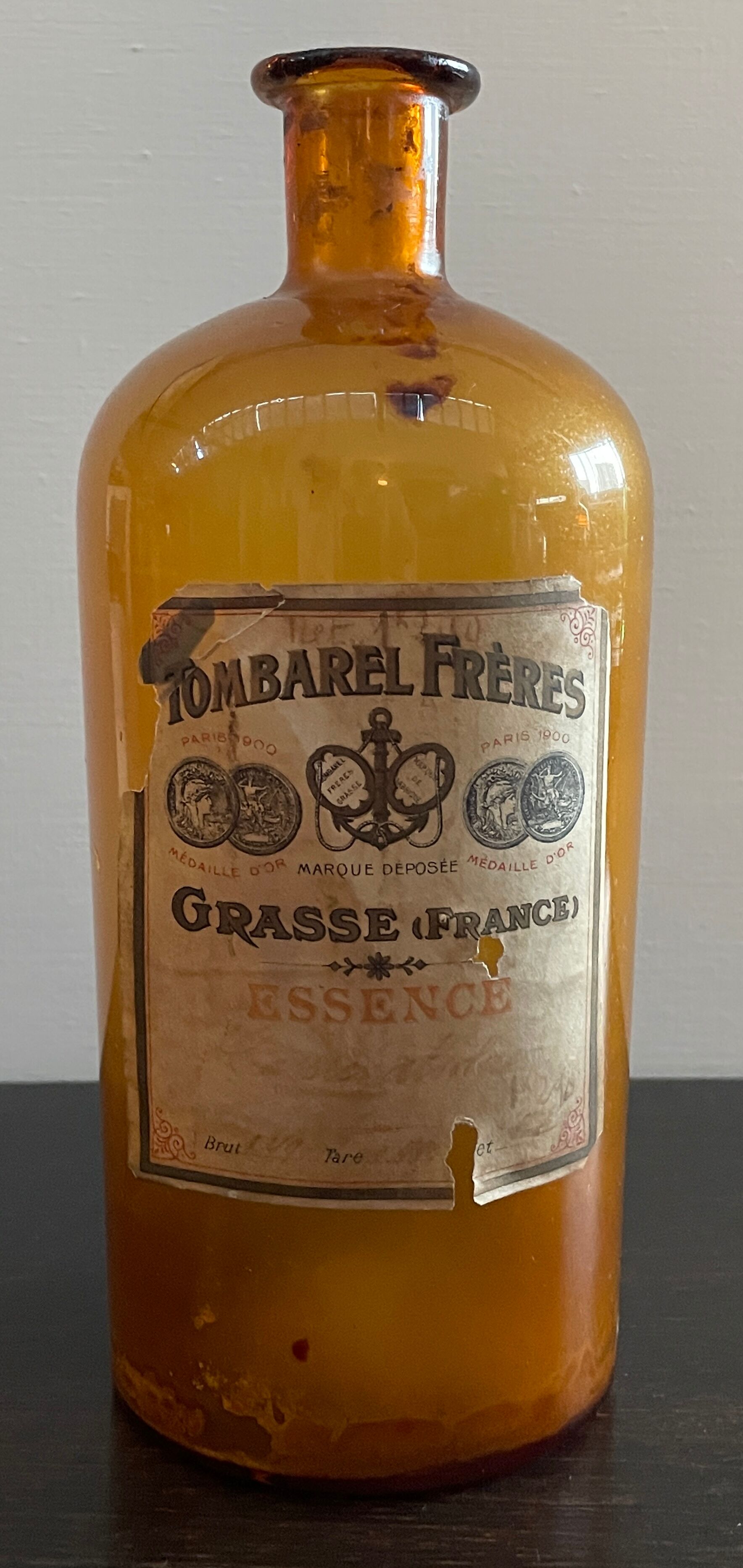 Lot d'anciens flacons de parfumeurs en verre avec étiquettes d'origine