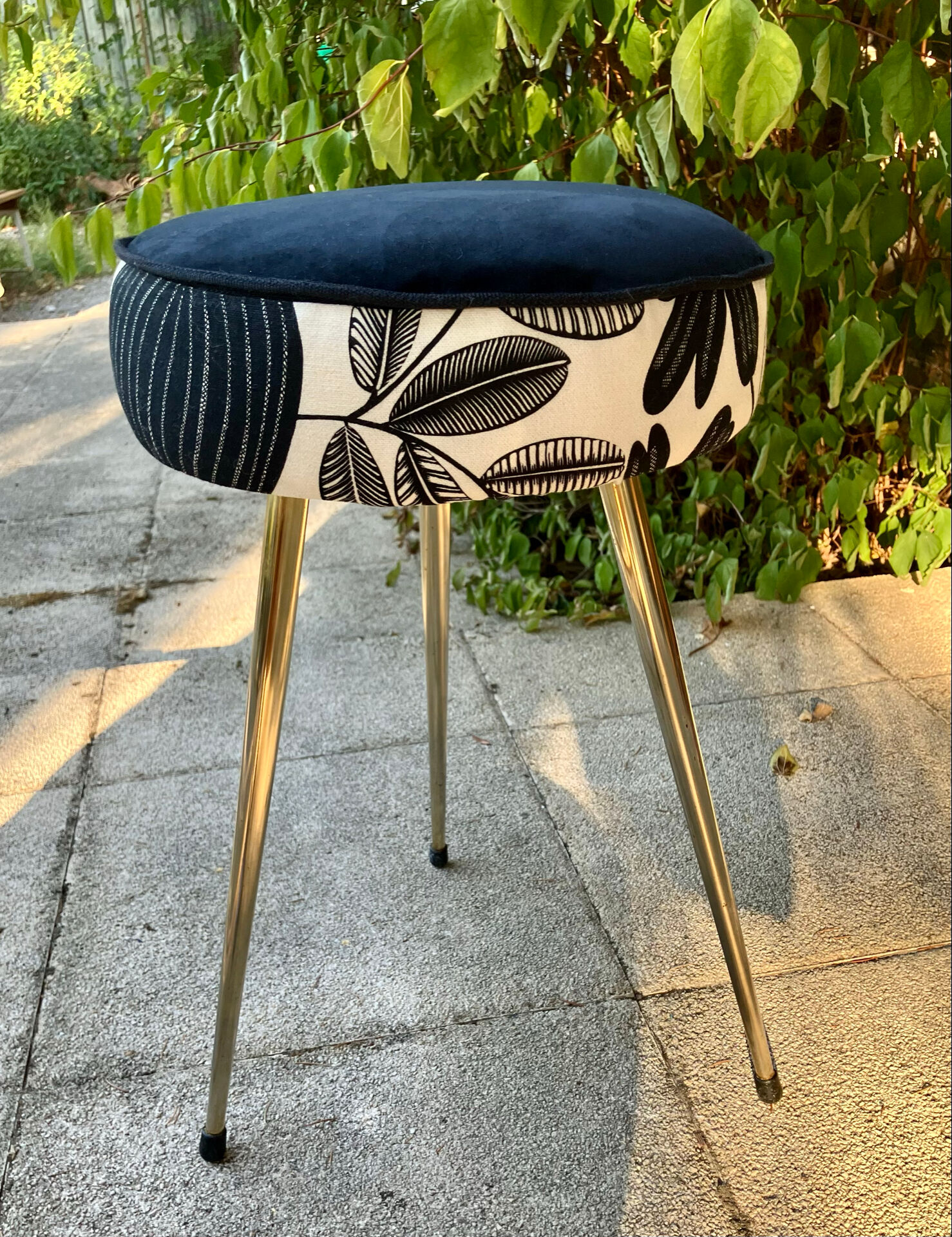Tabouret tripode style Pelfran