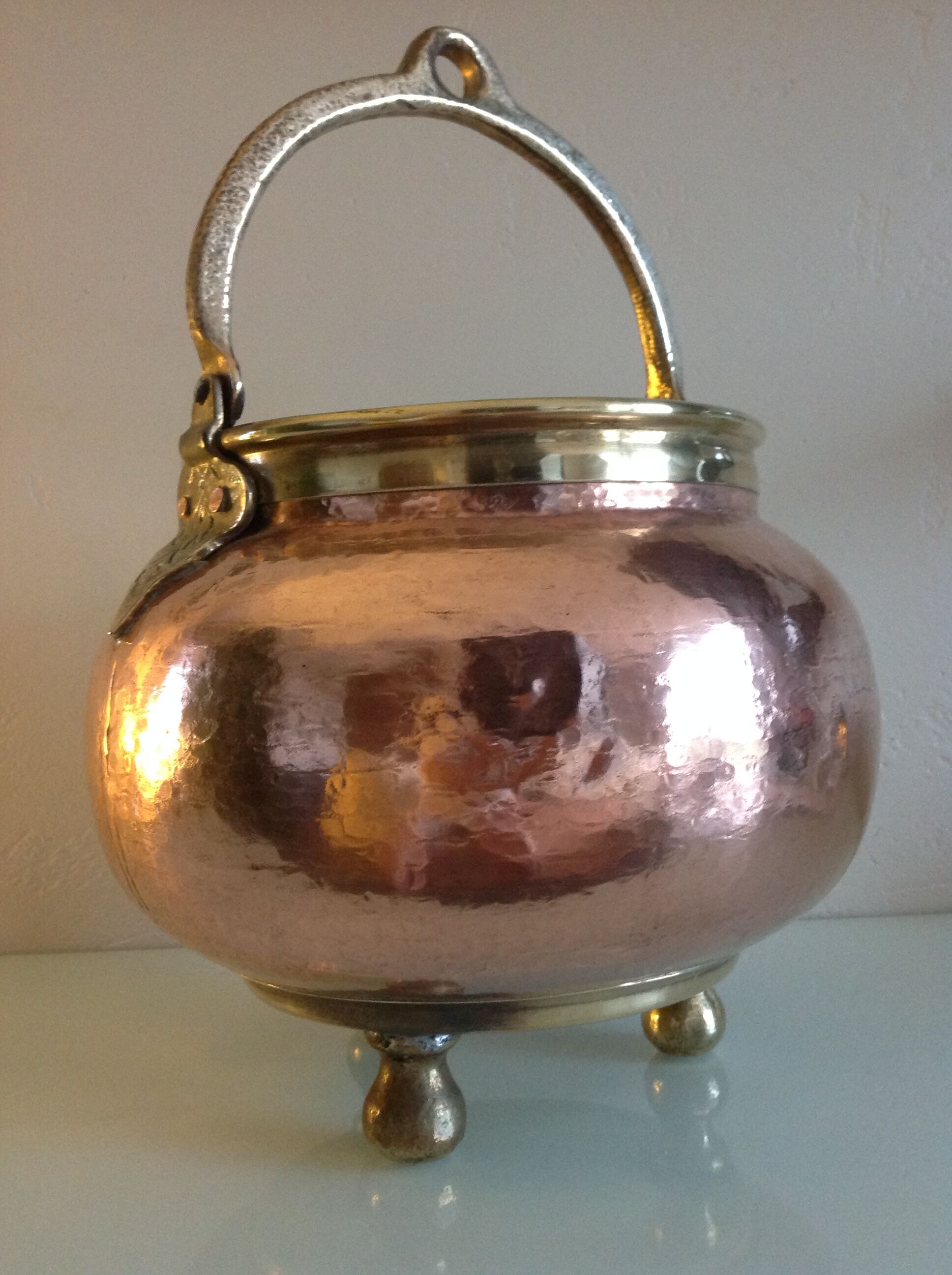 Cache pot pot cauldron in hammered red copper / vintage 60s-70s