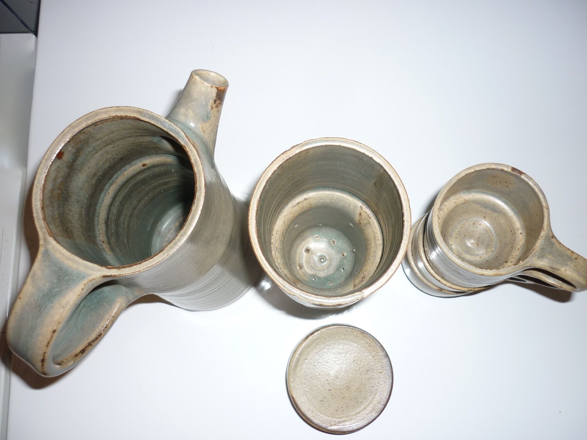 High coffee or teapot and 4 cups in sandstone