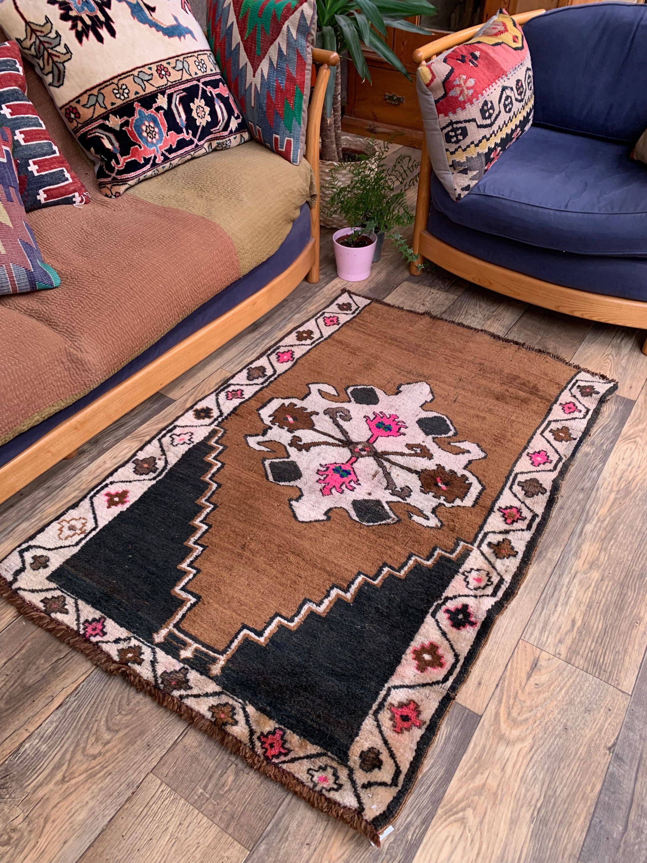 Vintage Turkish Rug 131x87 cm shabby carpet Kars Region Small