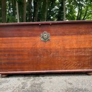 Malle coffre vintage en bois gravé à l'encre de Chine