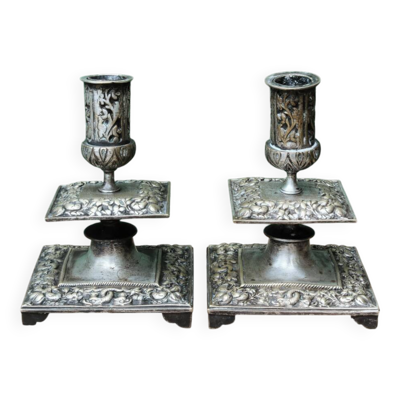 Paire de bougeoirs carrés en bronze patiné