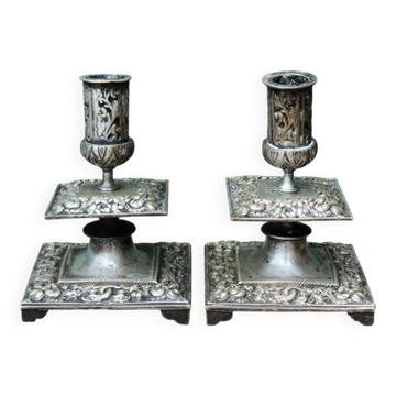 Paire de bougeoirs carrés en bronze patiné