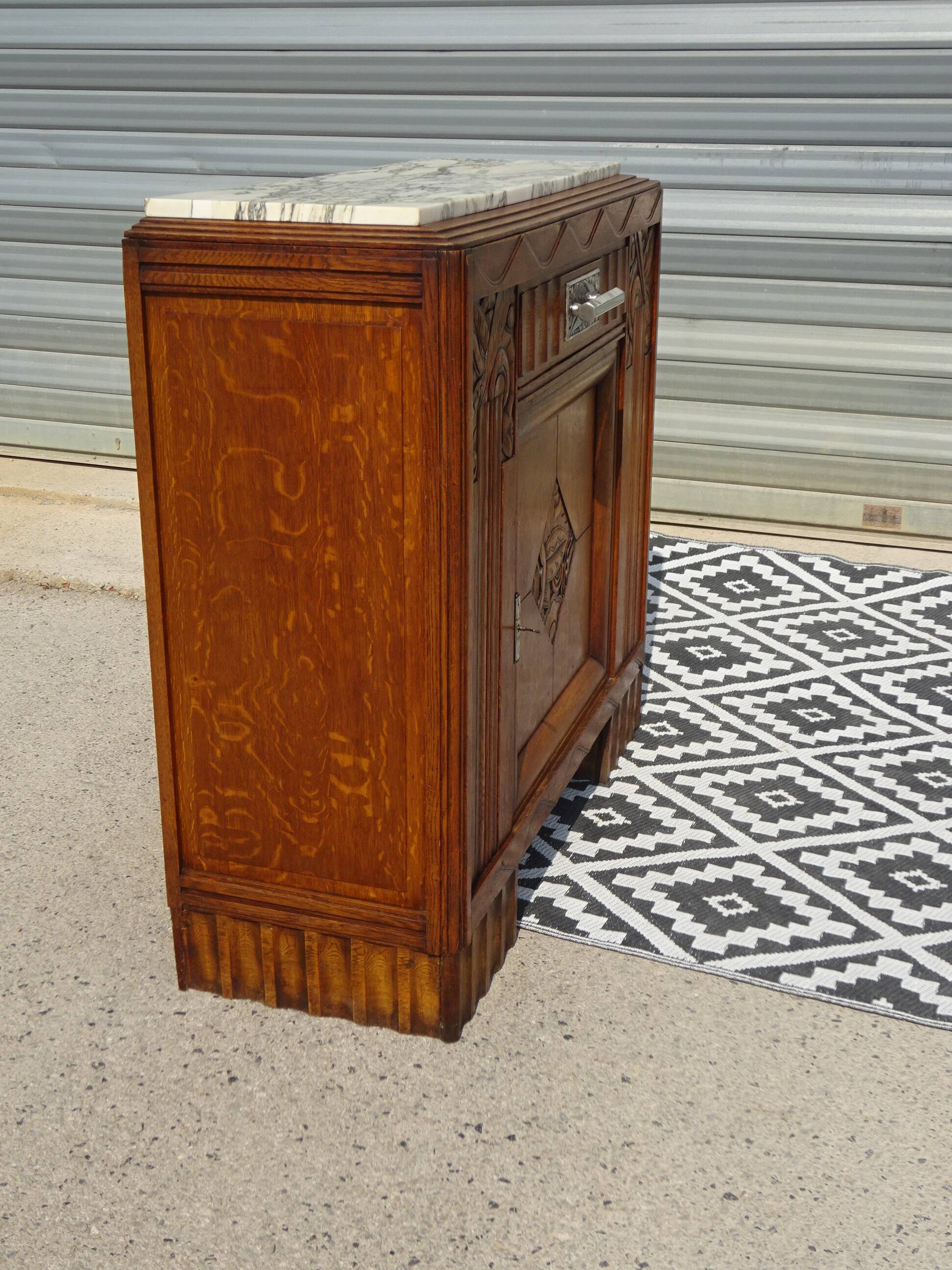 Ancien buffet en chêne et marbre, époque et style Art Déco