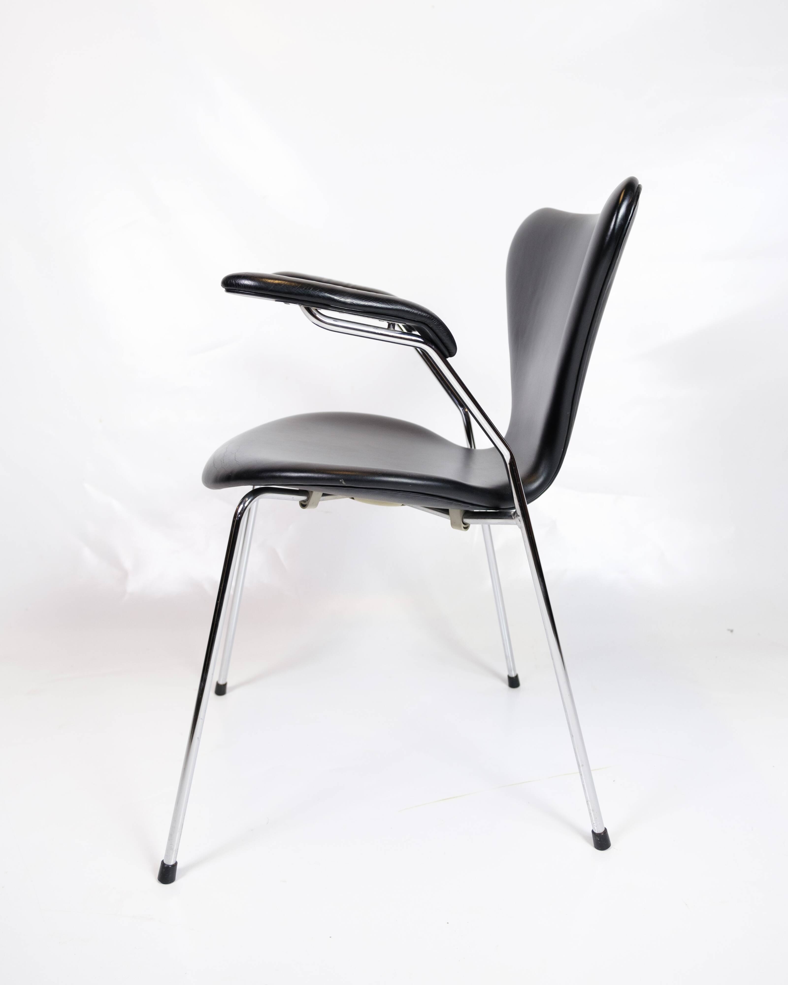 Seven Chair With Arms Model 3207 Made In Black Leather By Arne Jacobsen For Fritz Hansen