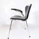 Chaise Seven avec accoudoirs modèle 3207 fabriquée en cuir noir par Arne Jacobsen pour Fritz Hansen