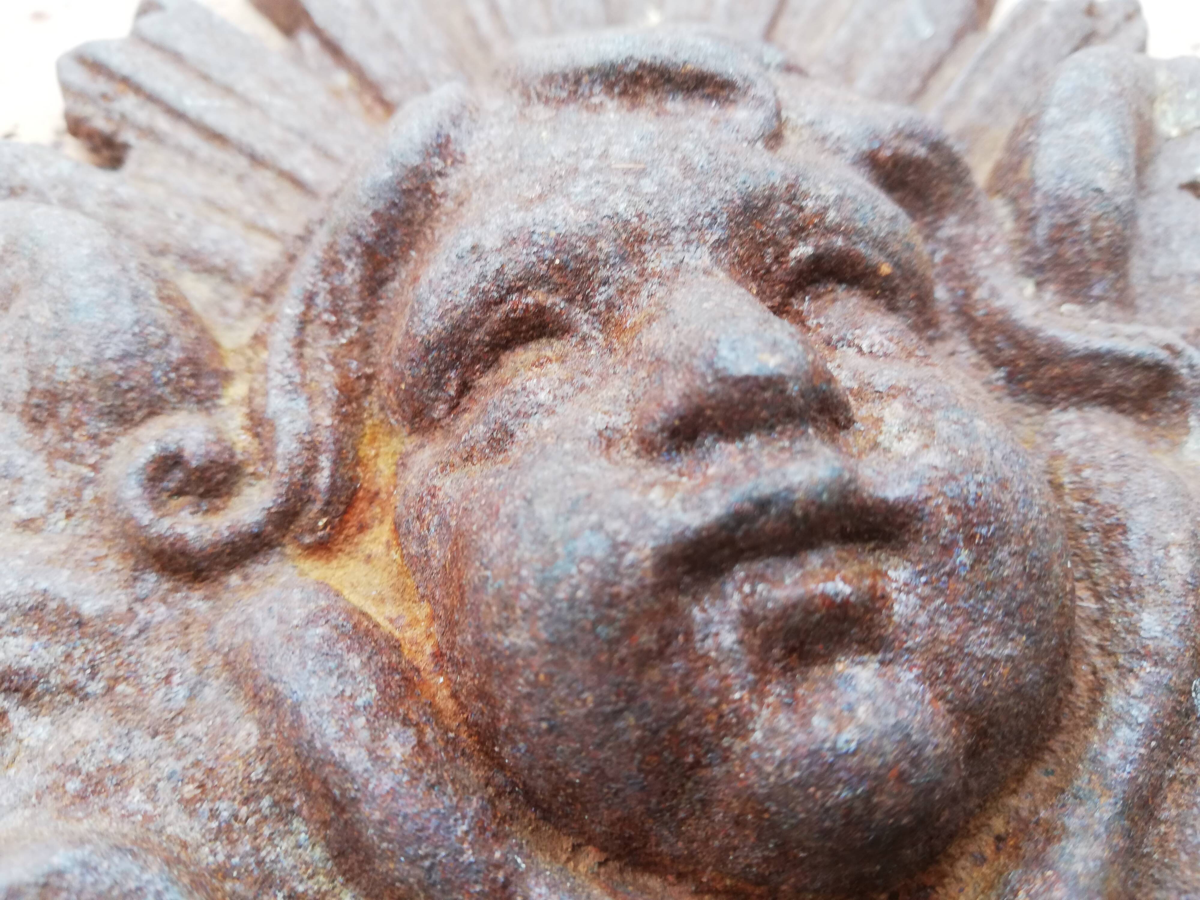 2 cast iron decorations