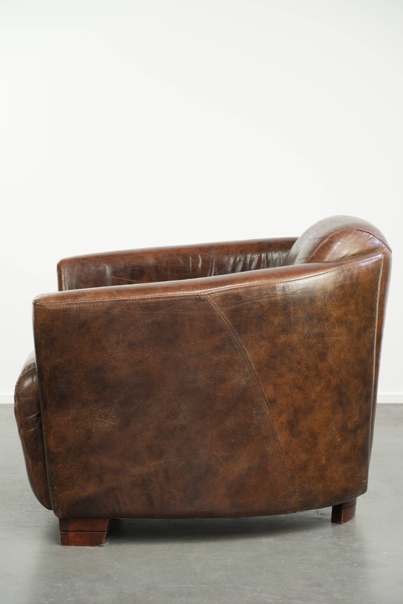 Cow leather armchair in Aviator design with patina and a warm appearance
