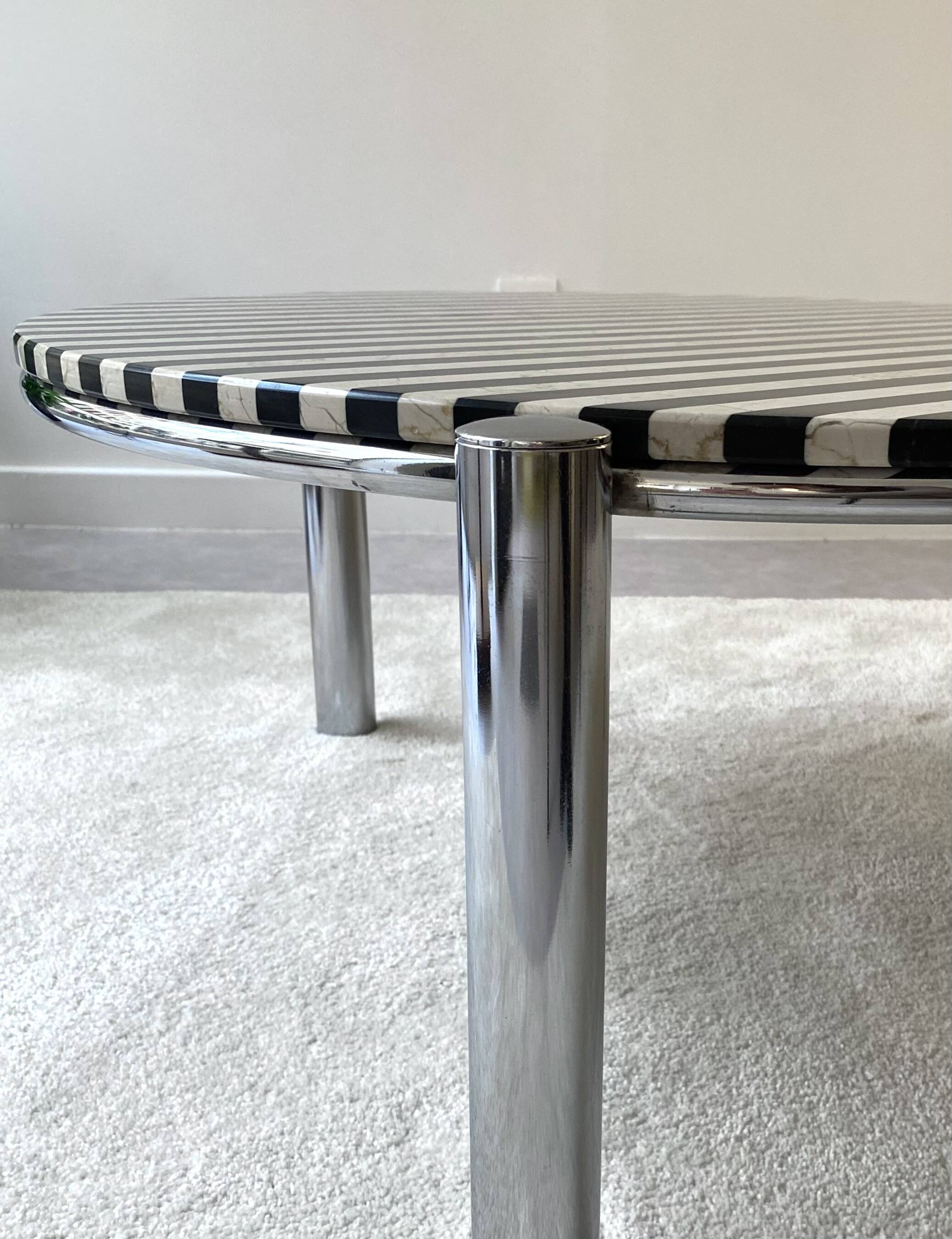 Table basse tripode, plateau en marbre crème et noir, vintage 1970