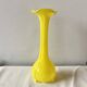 Vase vintage en verre soufflé jaune