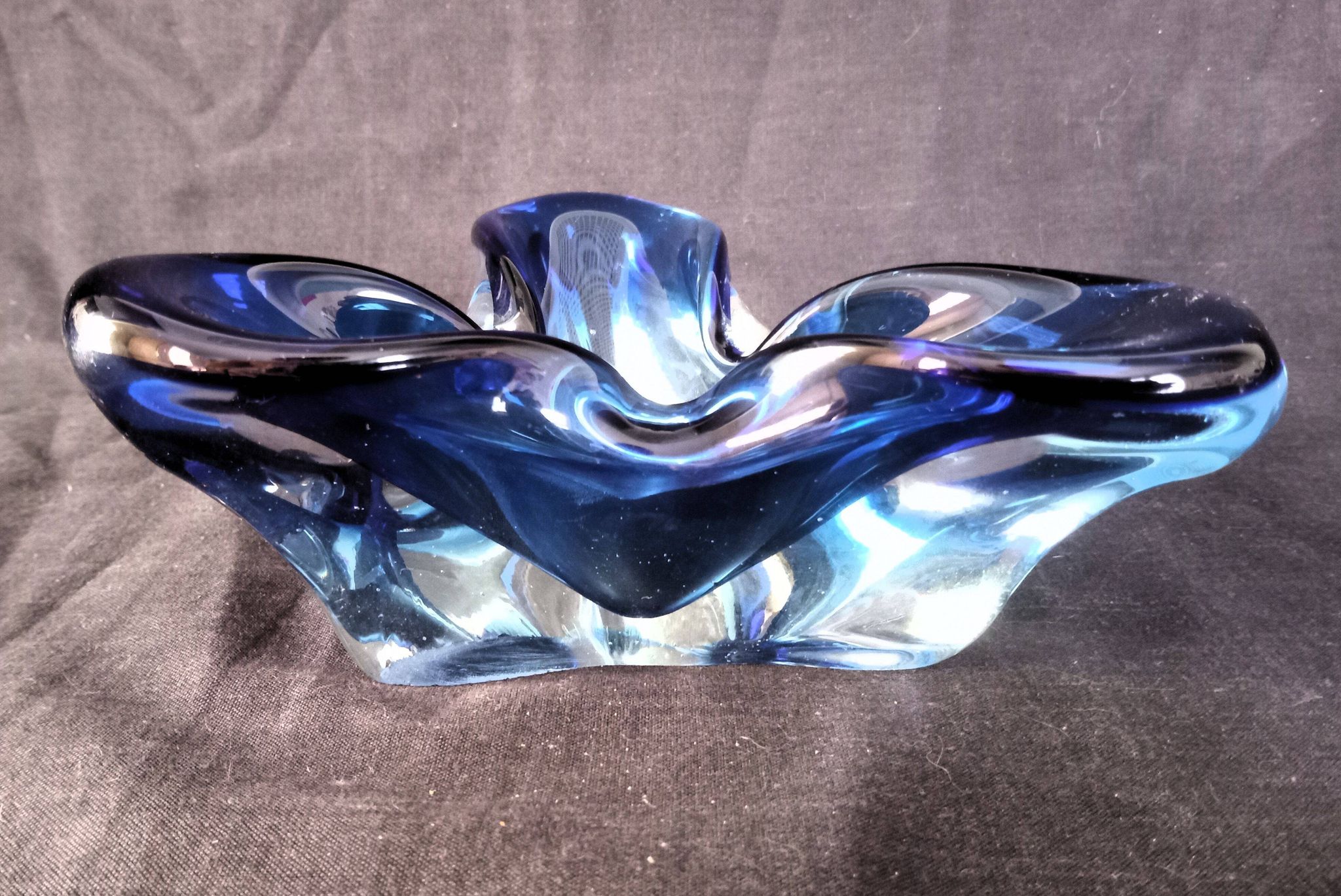 Trilobed ashtray in blue crystal