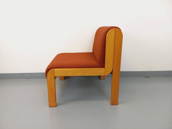Fauteuil chauffeuse Fröscher vintage en tissu orange et bois des années 70 80