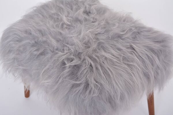 Tabouret moderne danois du milieu du siècle rembourré en peau de mouton grise