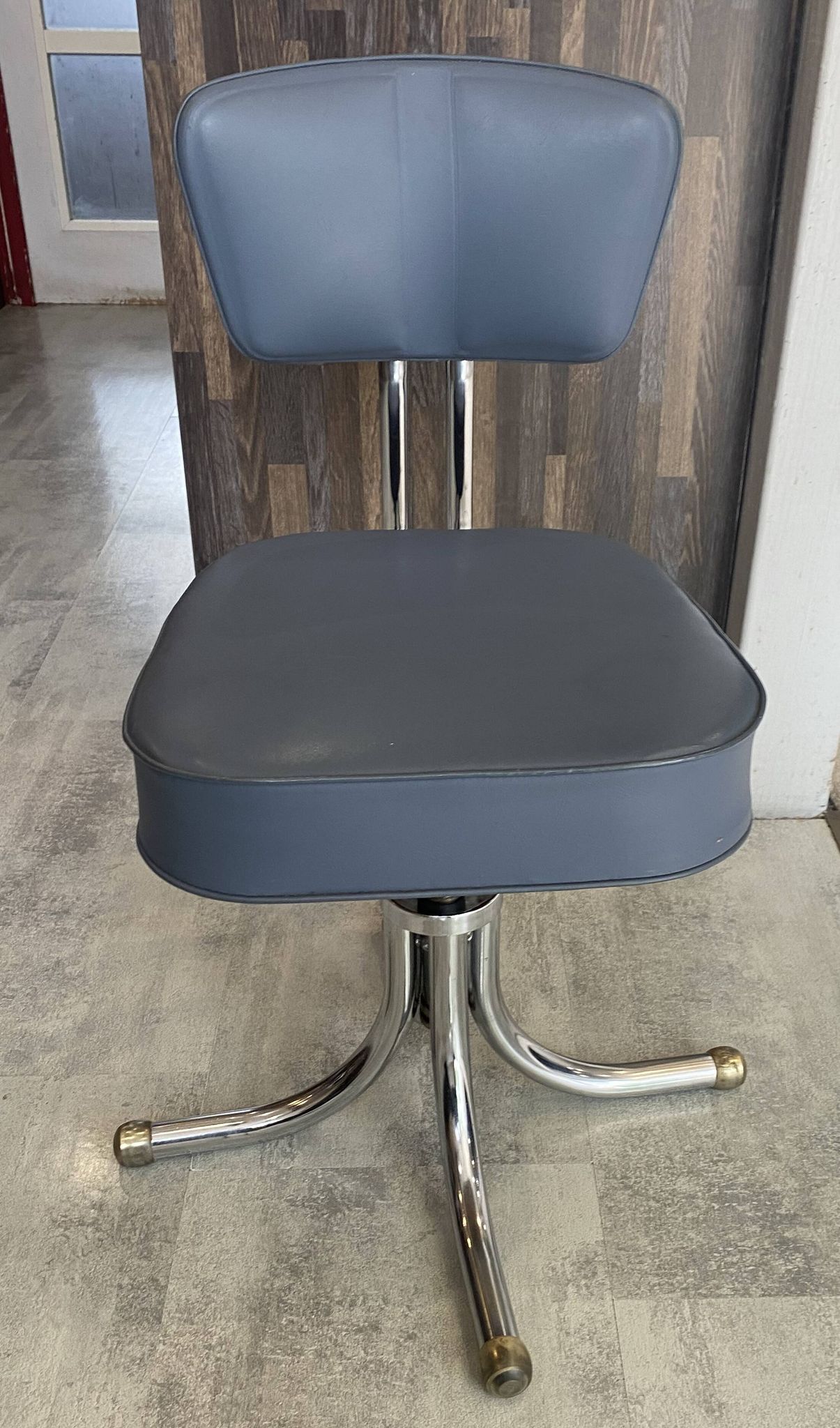 Chaise de bureau pivotante style Roneo simili cuir skaï gris chrome vintage