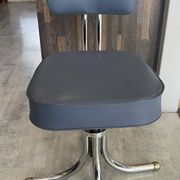 Chaise de bureau pivotante style Roneo simili cuir skaï gris chrome vintage