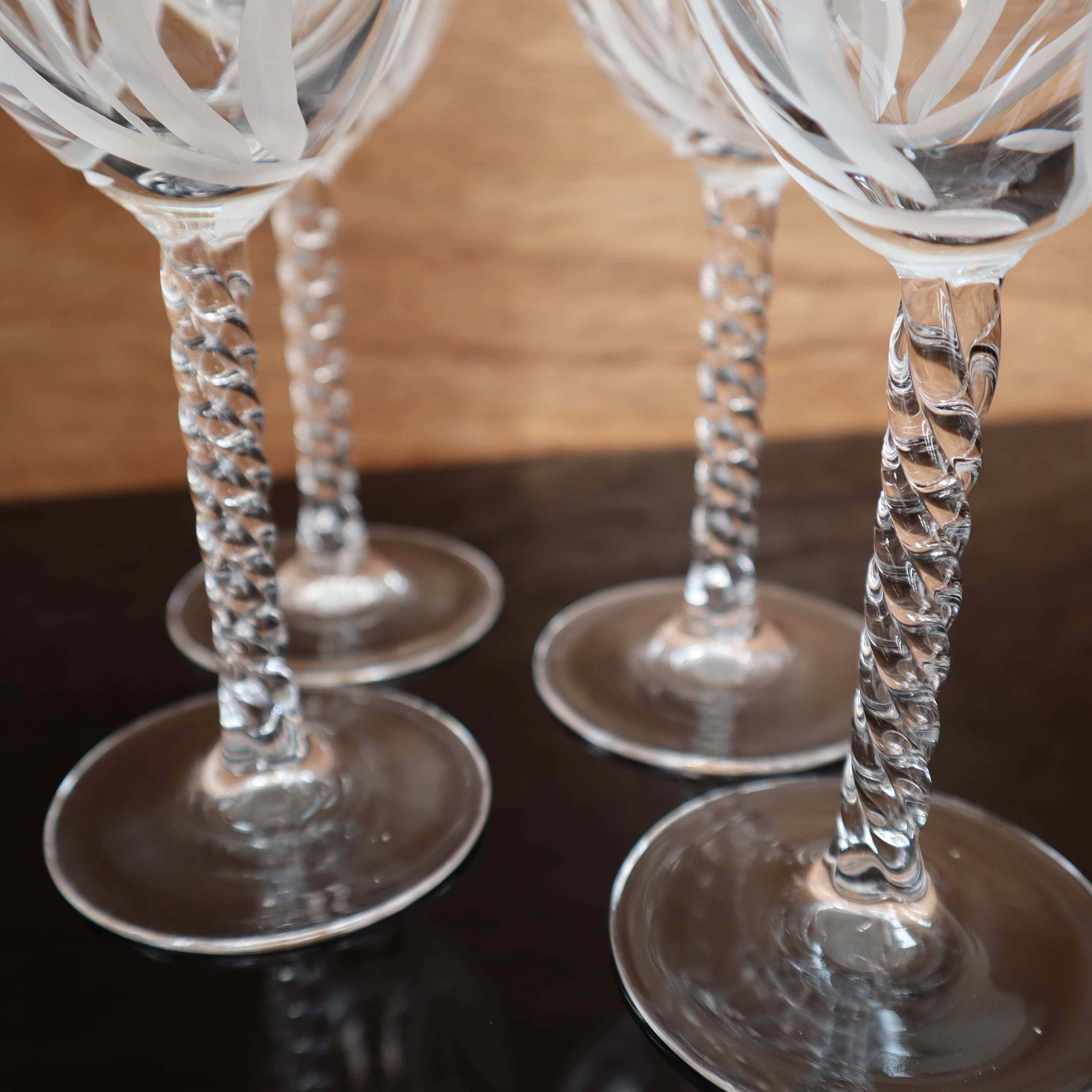 Ensemble de 4 verres à vin rouge vintage en cristal gravé