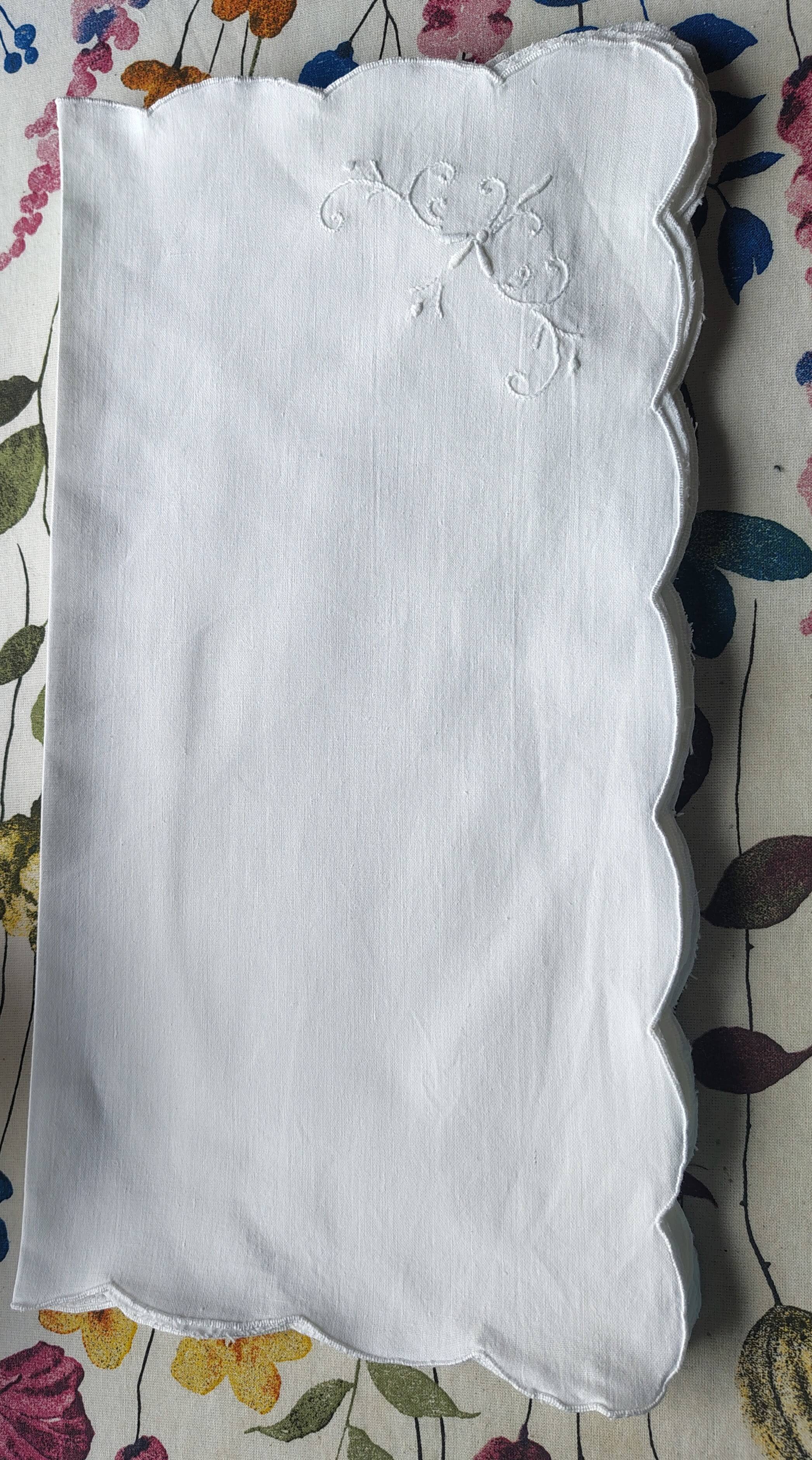 Lot of 12 embroidered table napkins.