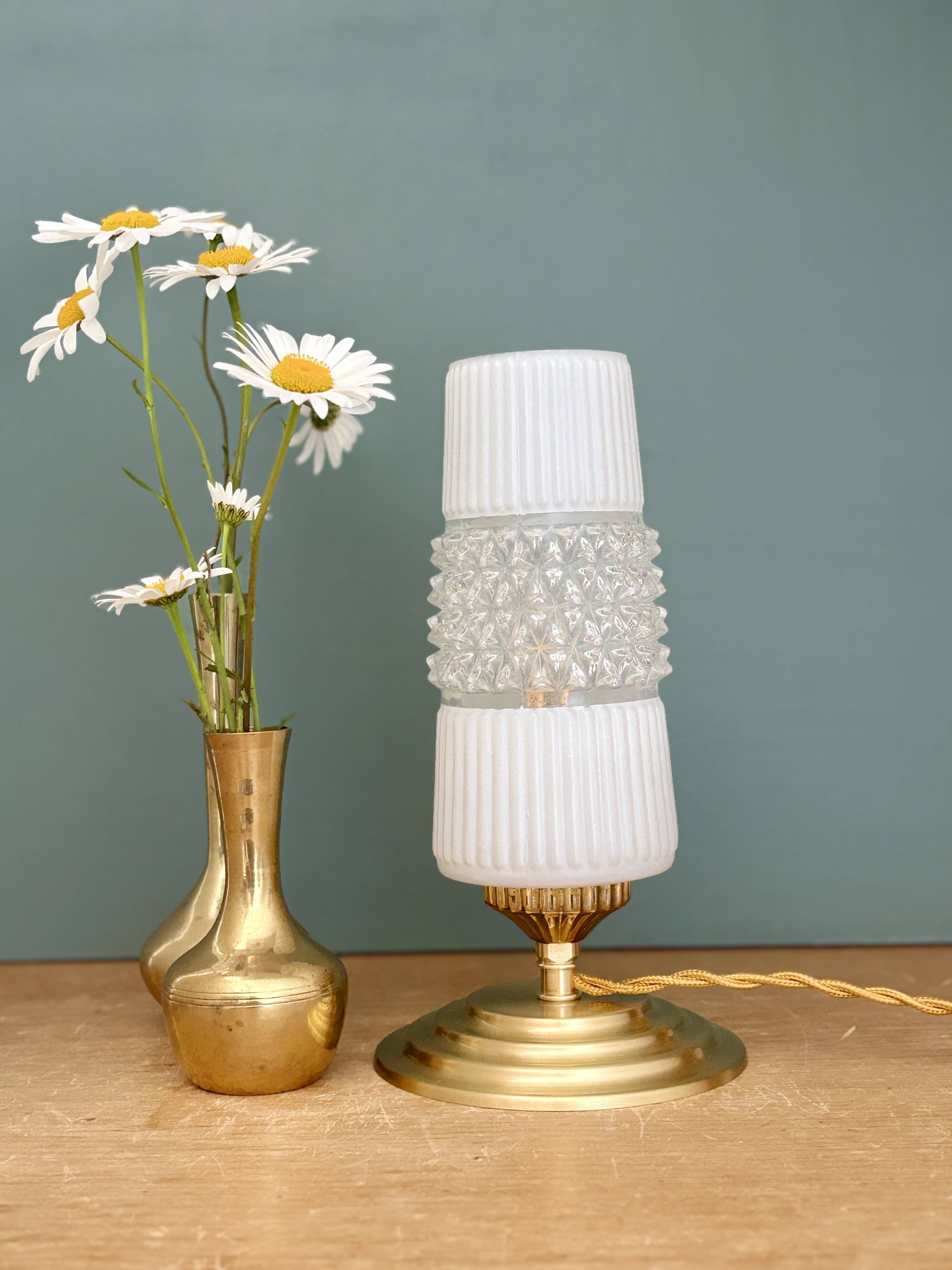 Vintage globe table lamp in glass and white opal.