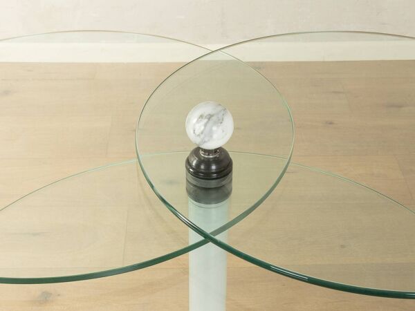 Table d'appoint sculpturale des années 1980 avec des plateaux en verre pivotants et une base en marbre massif.