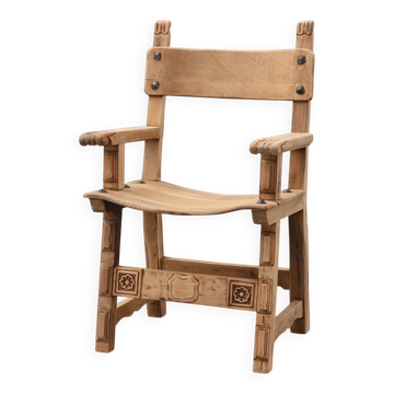 Fauteuil brutaliste avec rosaces sculptées et assise en bois clouée, Espagne, 20e siècle