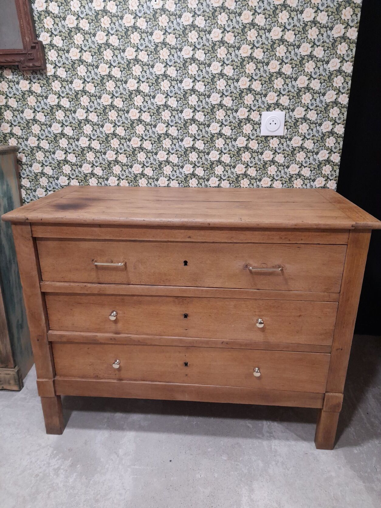 Oak chest of drawers