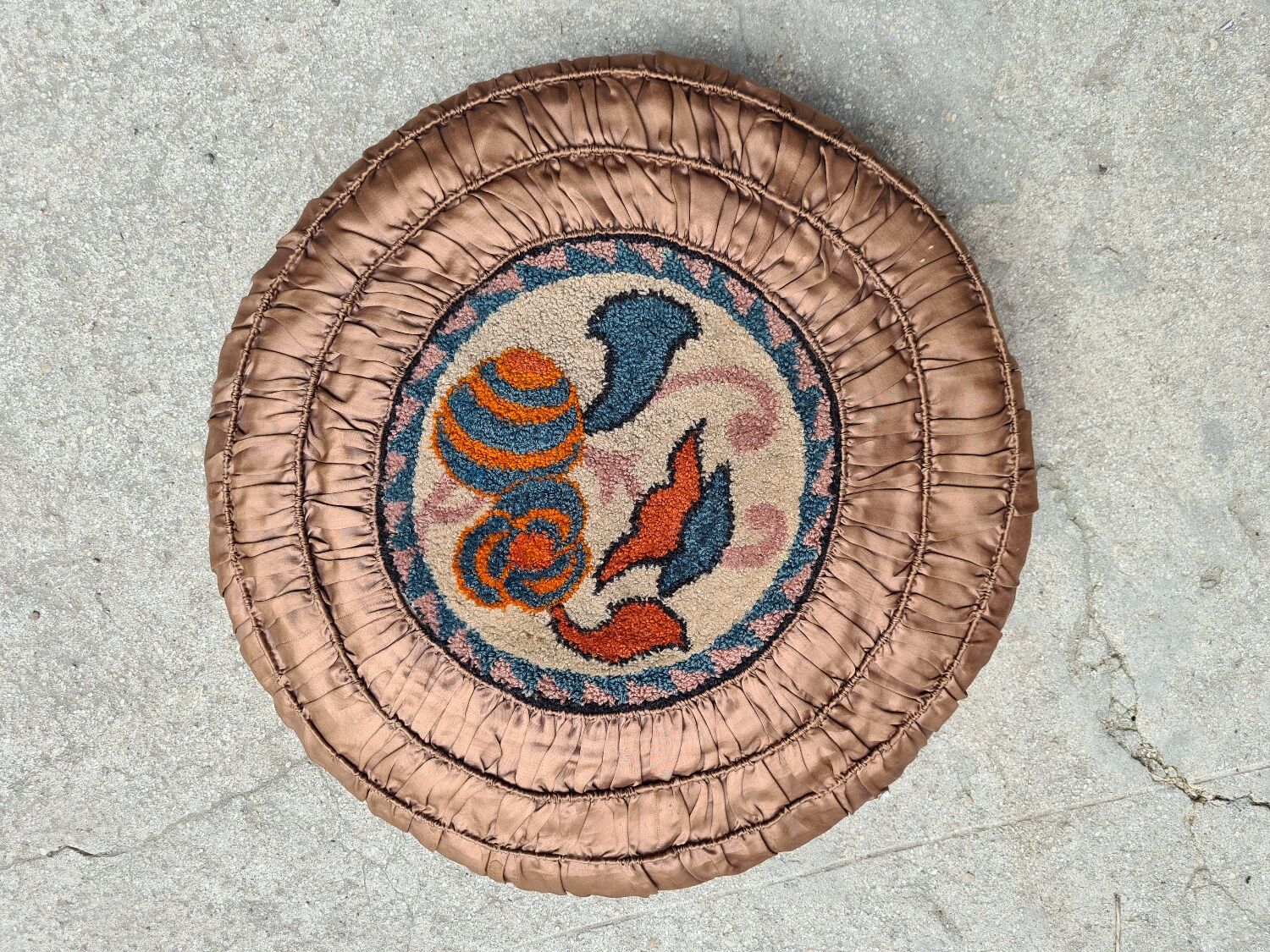 Round art deco cushion