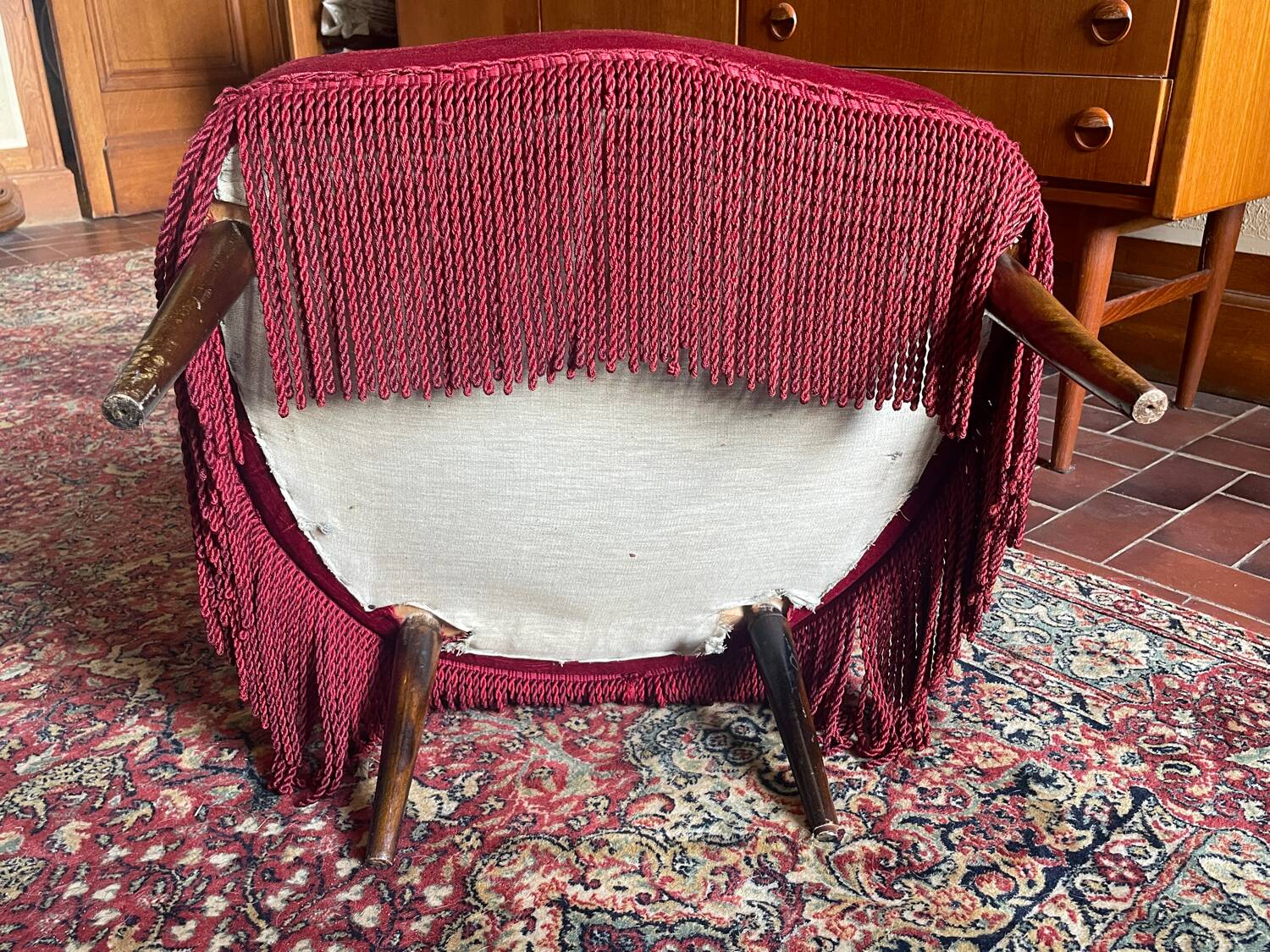 Upholstered toad chair