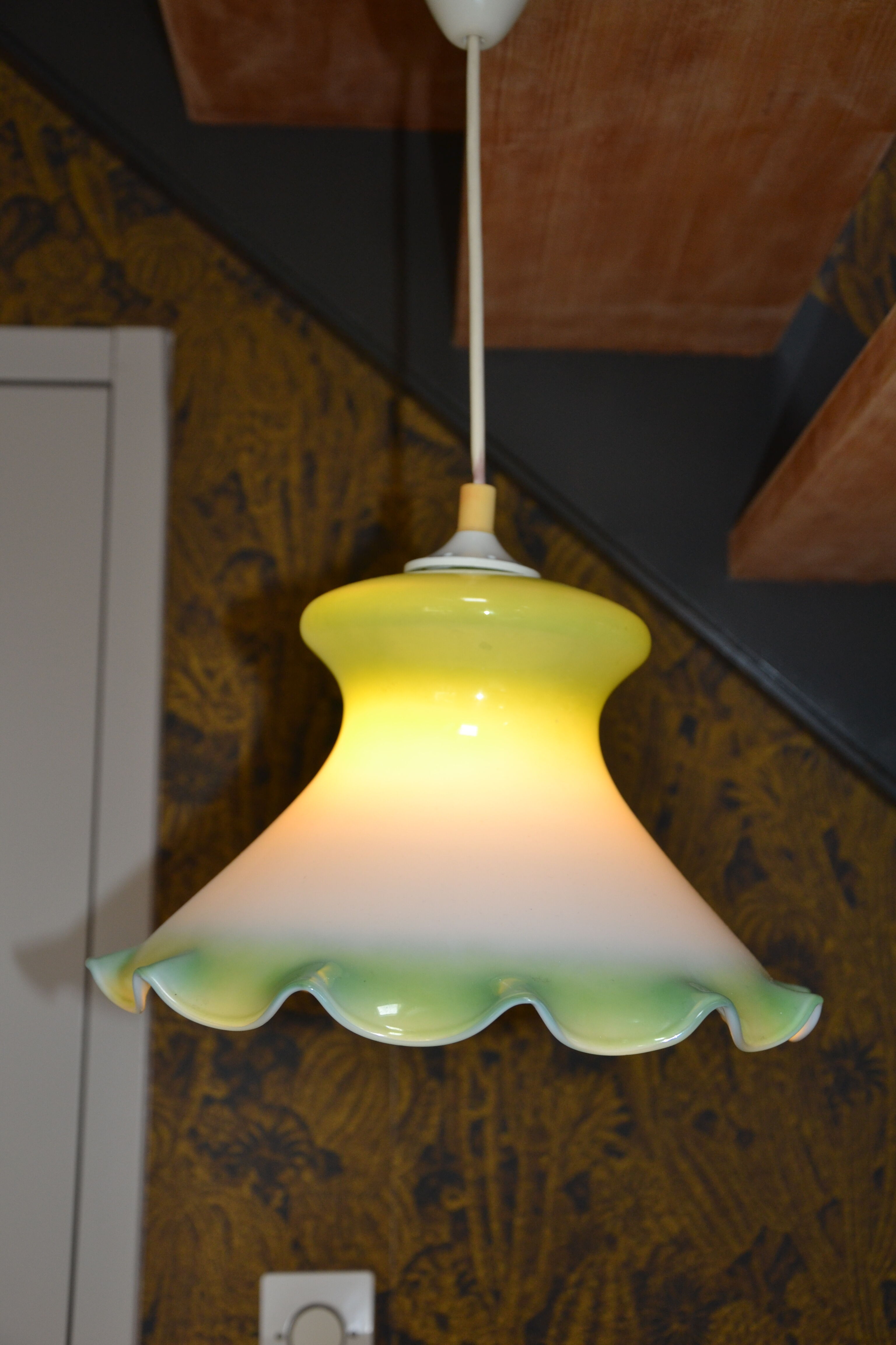 Vintage suspension in green opaline