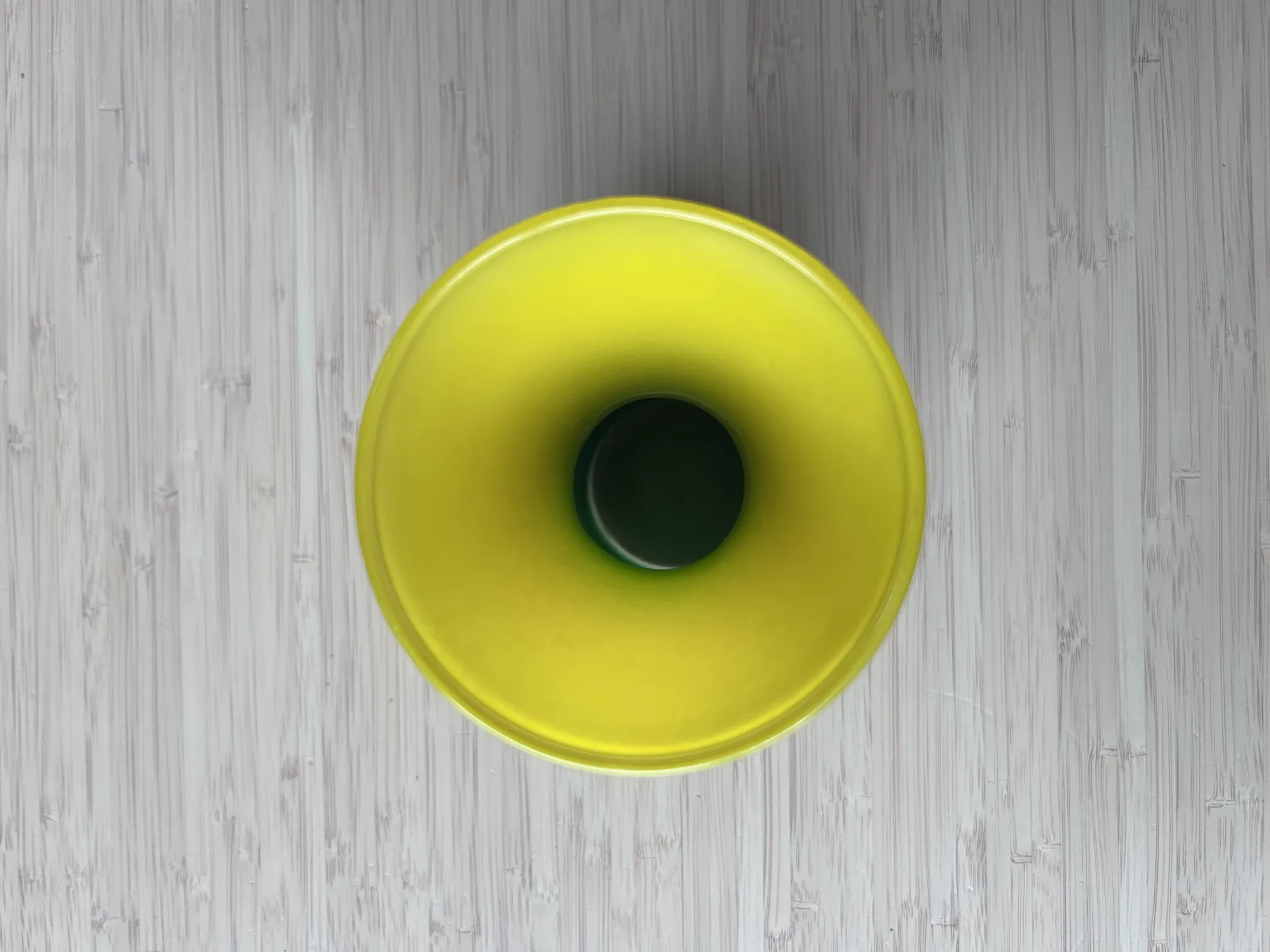 Small powdered glass vase with a yellow and green gradient from the 1950s (film "Le Grand Chemin")
