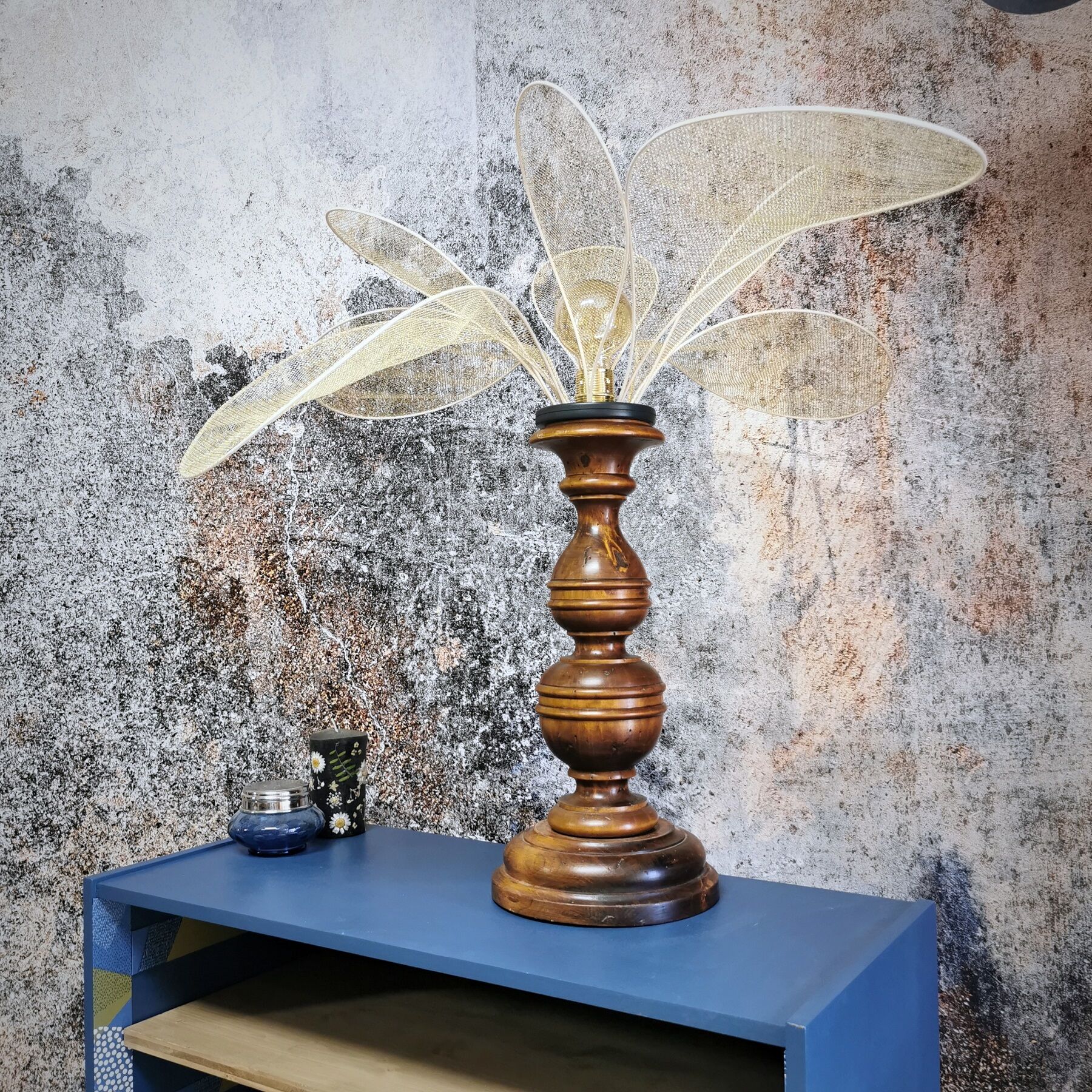 Table lamp, turned wooden foot, 8 rattan petals and golden mesh