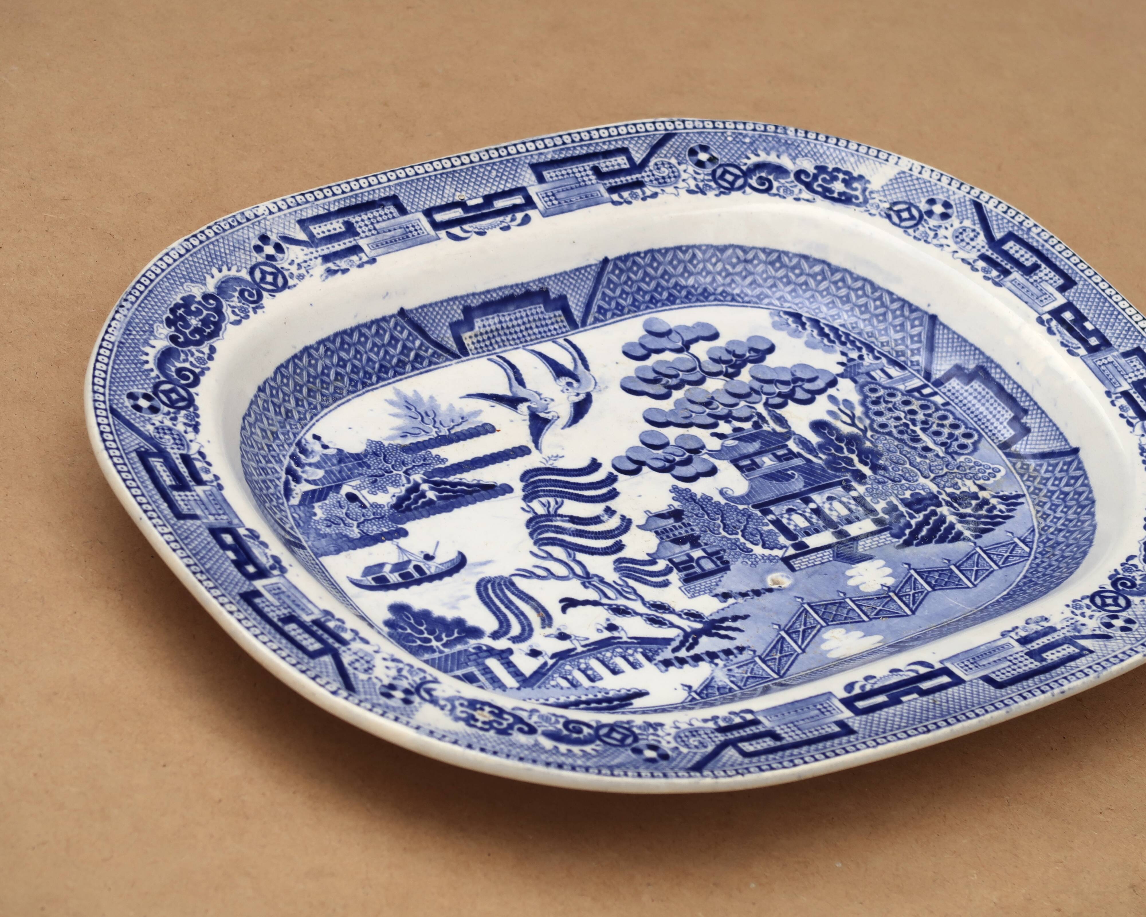 Large oval dish in blue and white English earthenware with Asian decoration, 19th century.