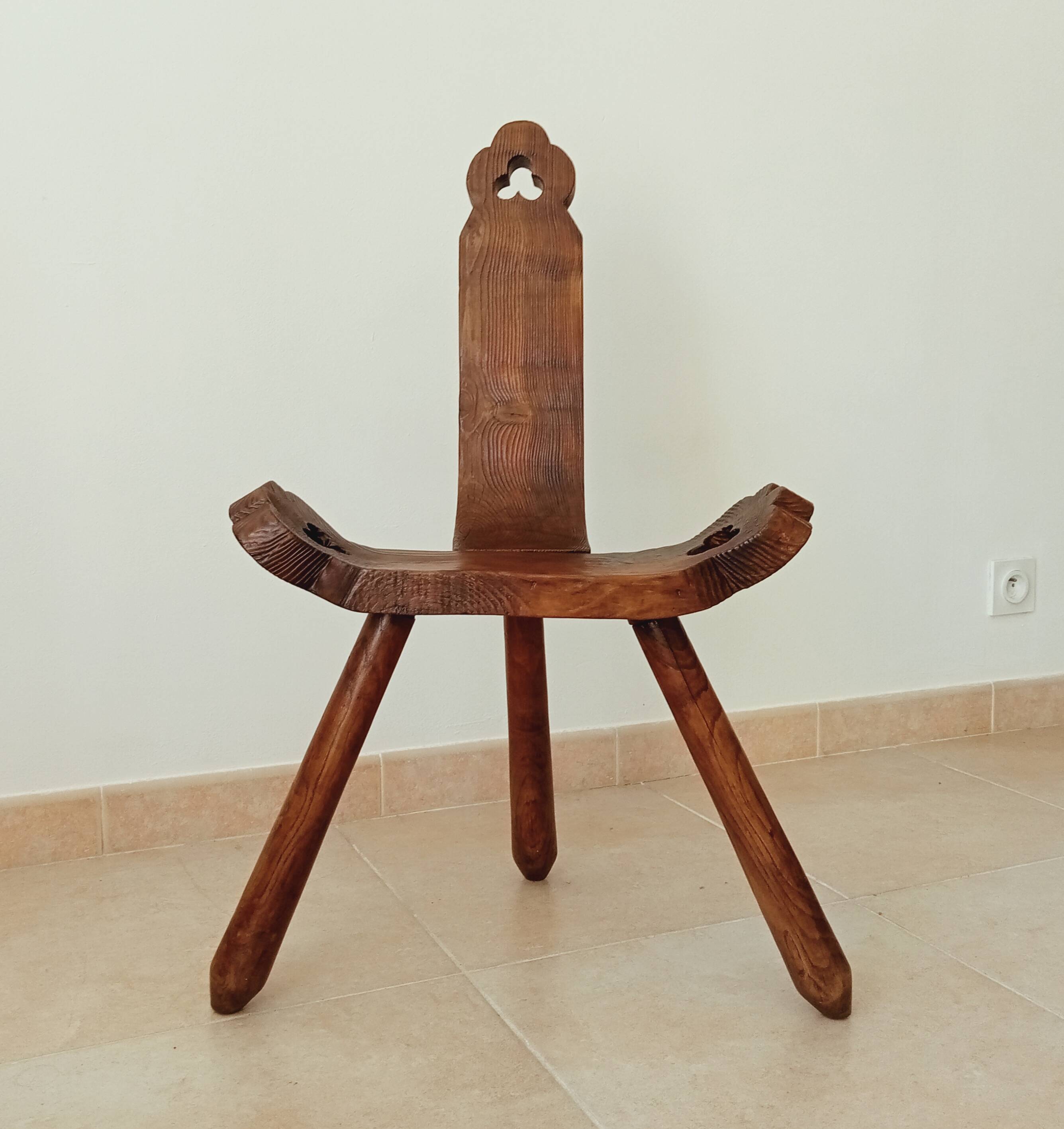 Chaise brutaliste tripode début XXeme