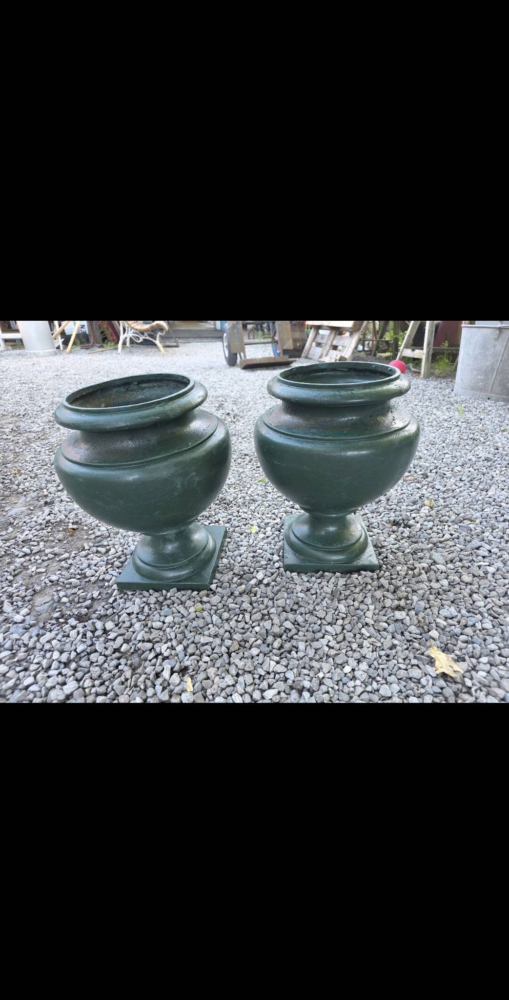Pair of Medici vases in cast iron from the 19th century.
