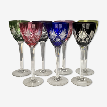7 verres à vin en cristal taillé de couleur Saint Louis