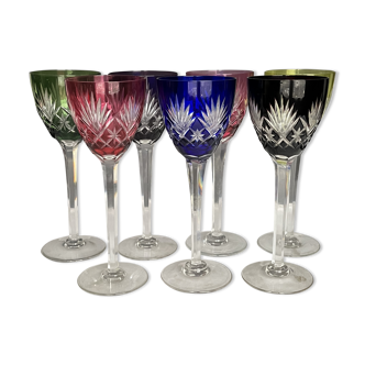 7 verres à vin en cristal taillé de couleur Saint Louis