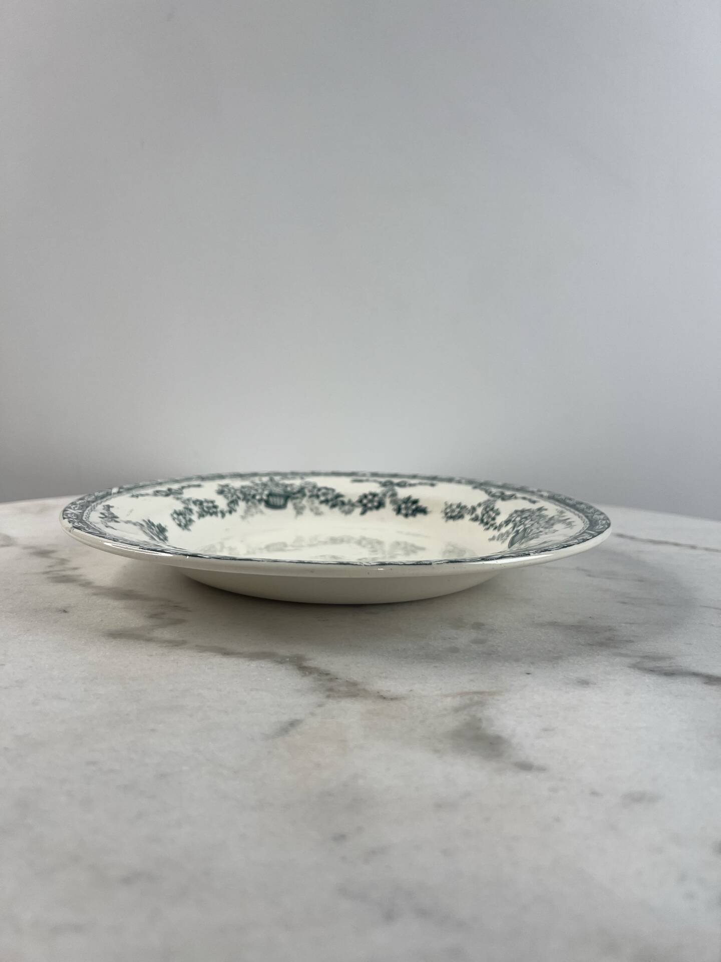 Assiette creuse en terre de fer R&A Ninon 24cm