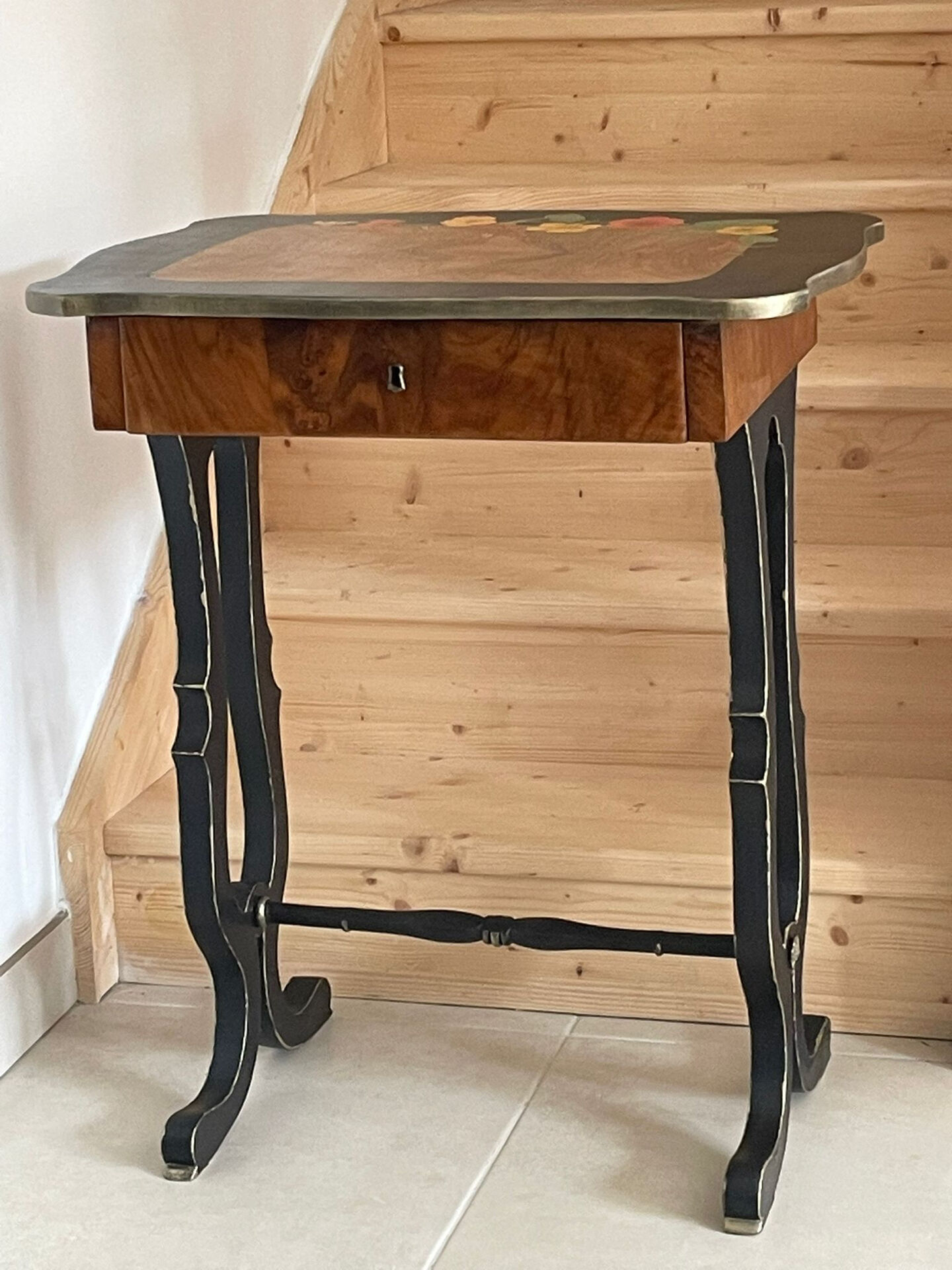 Table art déco joliment rénovée peinte à la main
