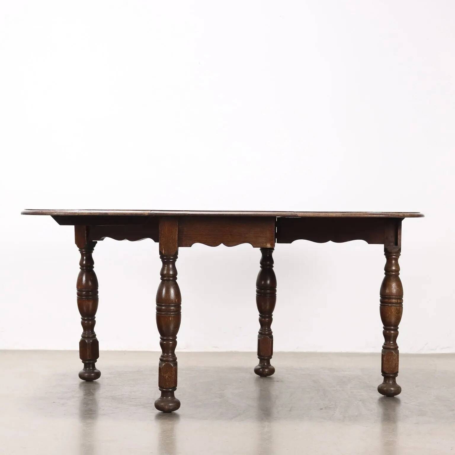 Antique extendable oak table United Kingdom 20th Century
