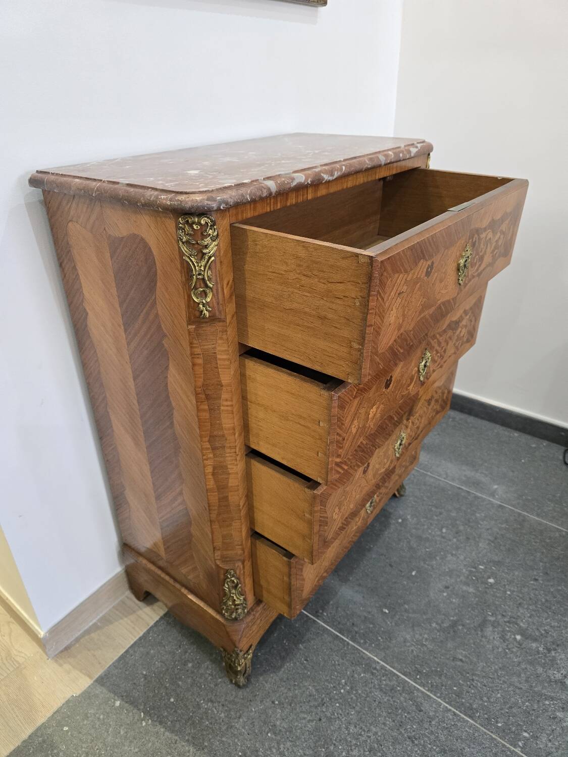 Louis XV chest of drawers in marquetry and gilded bronze - Marble top