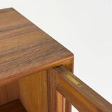 Buffet en teck avec portes en verre par Brouer Møbler, années 1960.