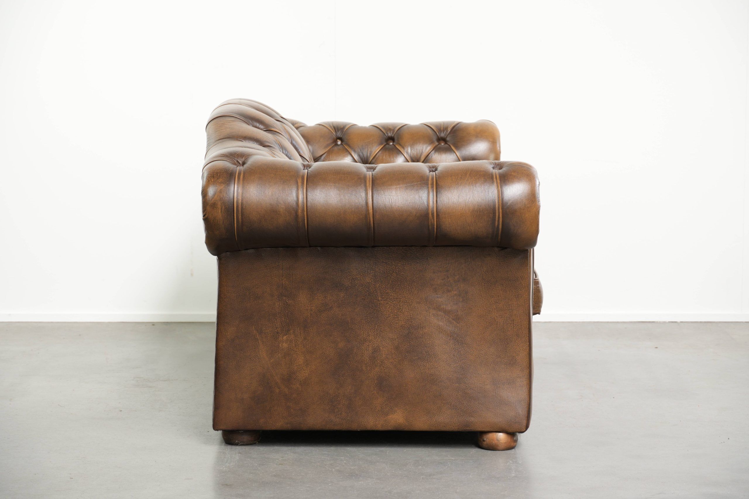 English cowhide leather Chesterfield 2-seater sofa in a luxurious colour