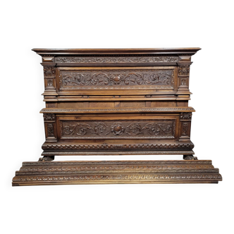 Grand lit de centre style Renaissance en noyer sculpté vers 1850