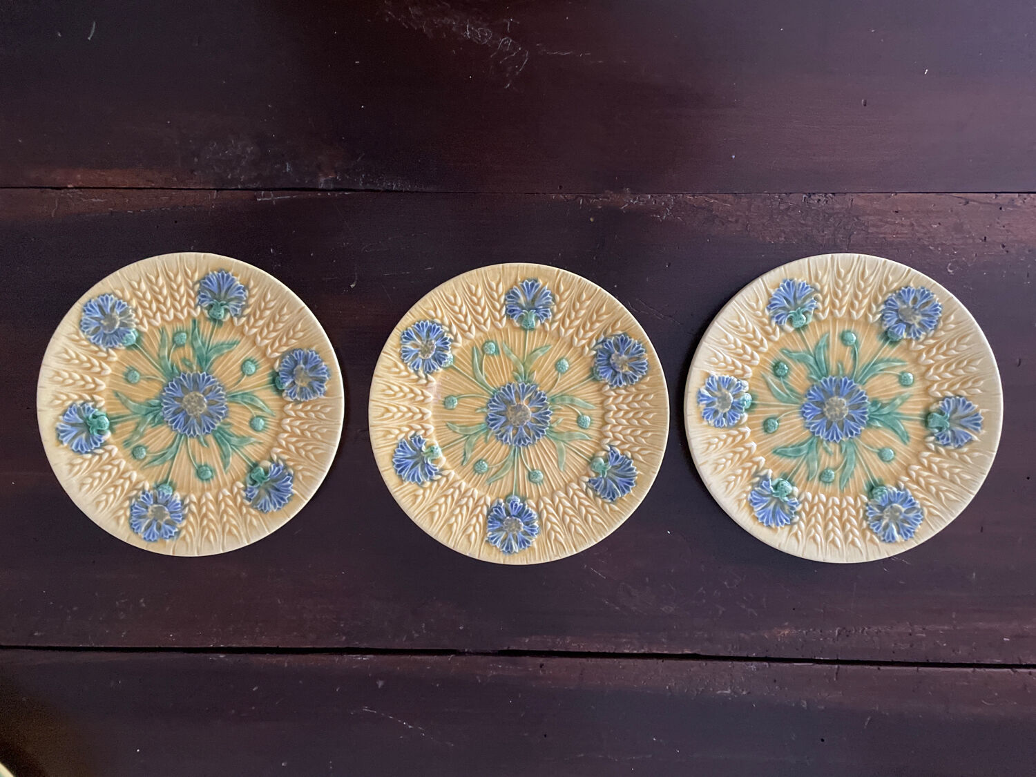 Set de 3 assiettes en barbotine années 1920