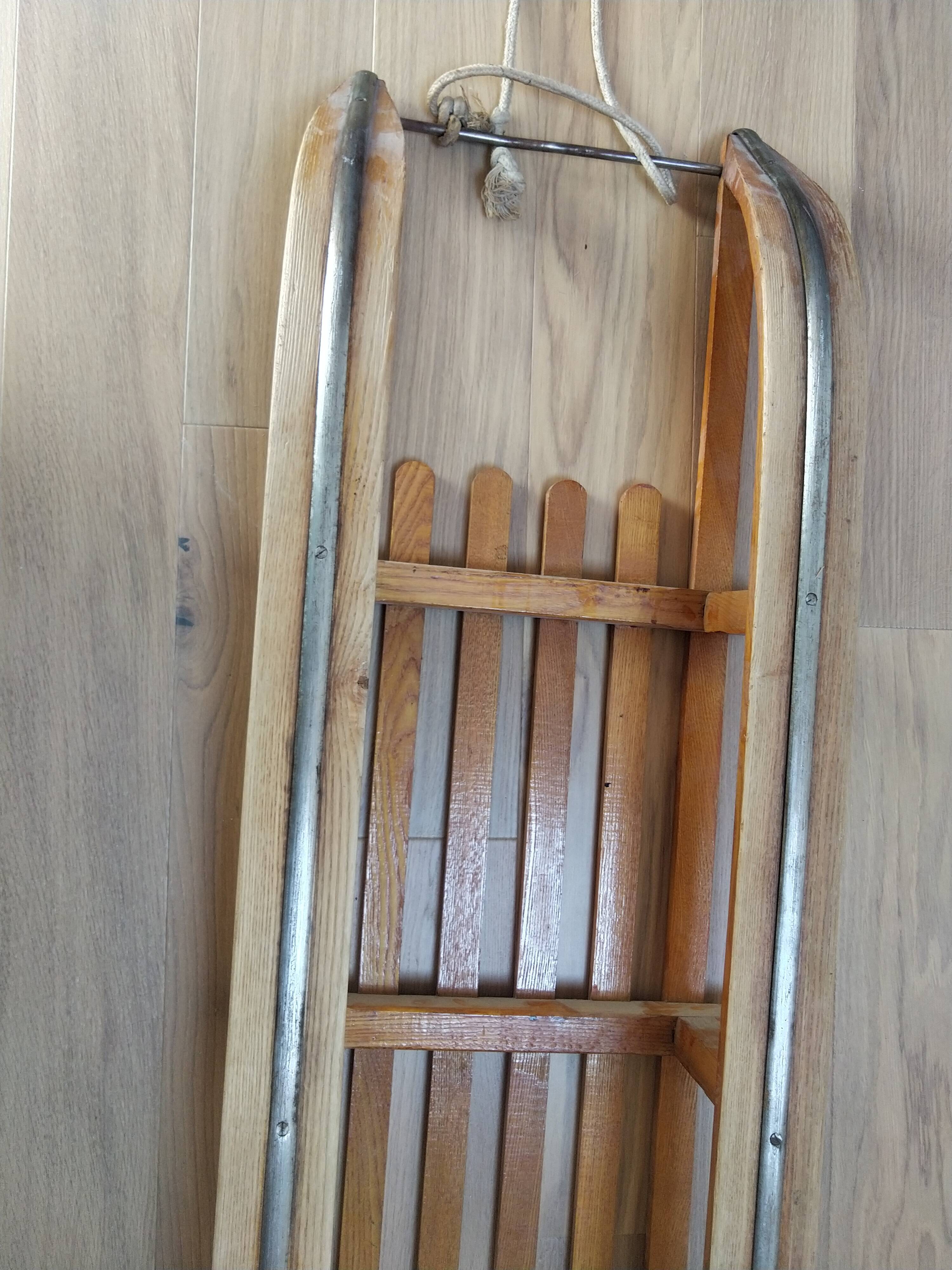 Vintage wooden sledge la hutte