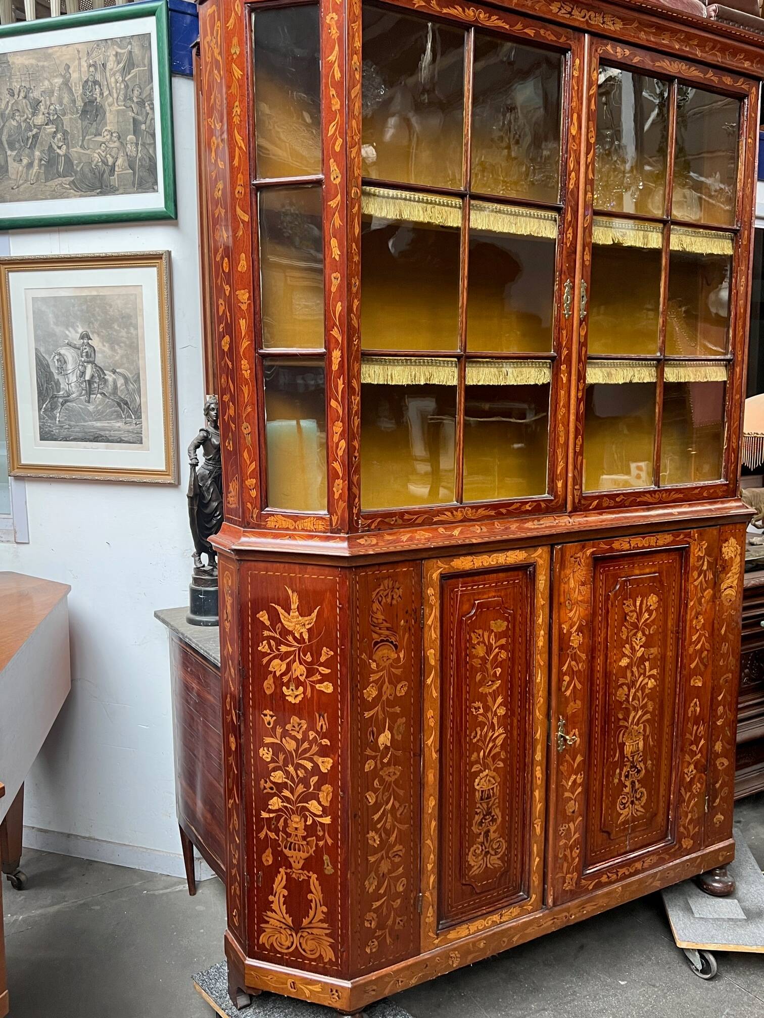 Renaissance display case. Dutch marquetry with floral motifs.