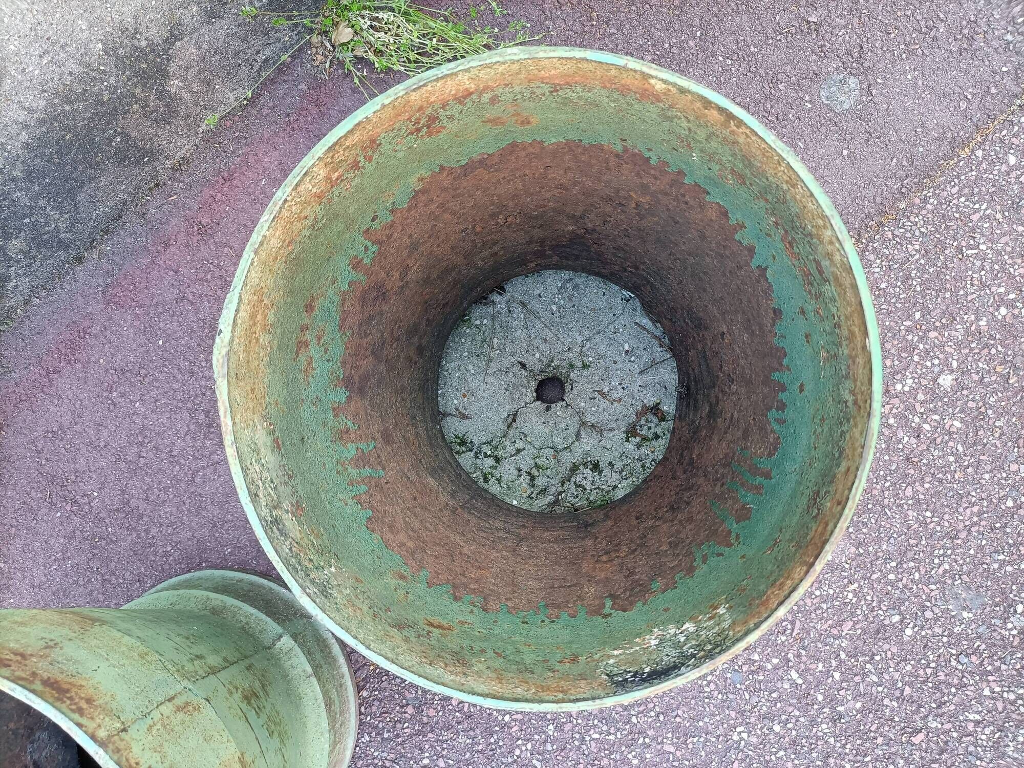 Pair of iron cast iron pots patina green patina.  1960/ 1970