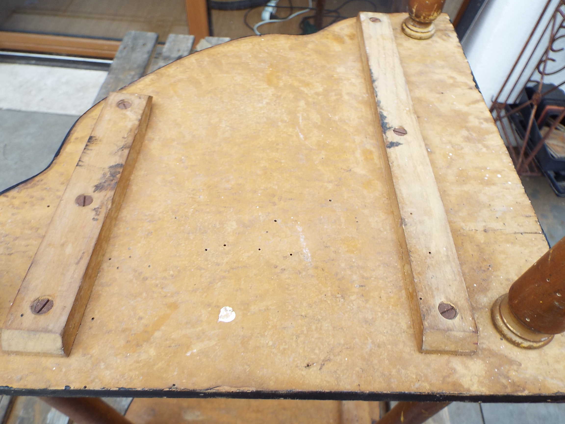 Corner shelf in painted wood