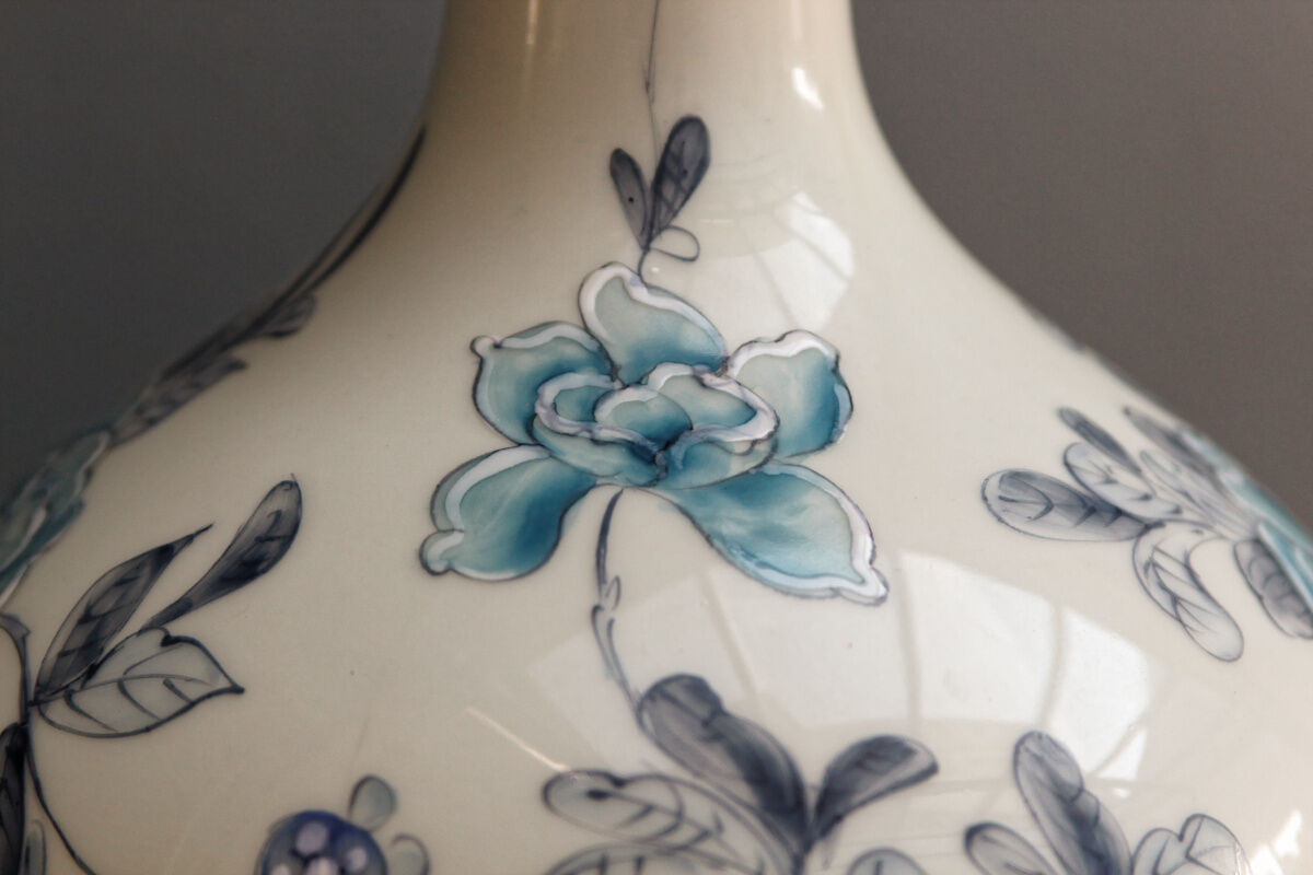 Porcelain lamp foot