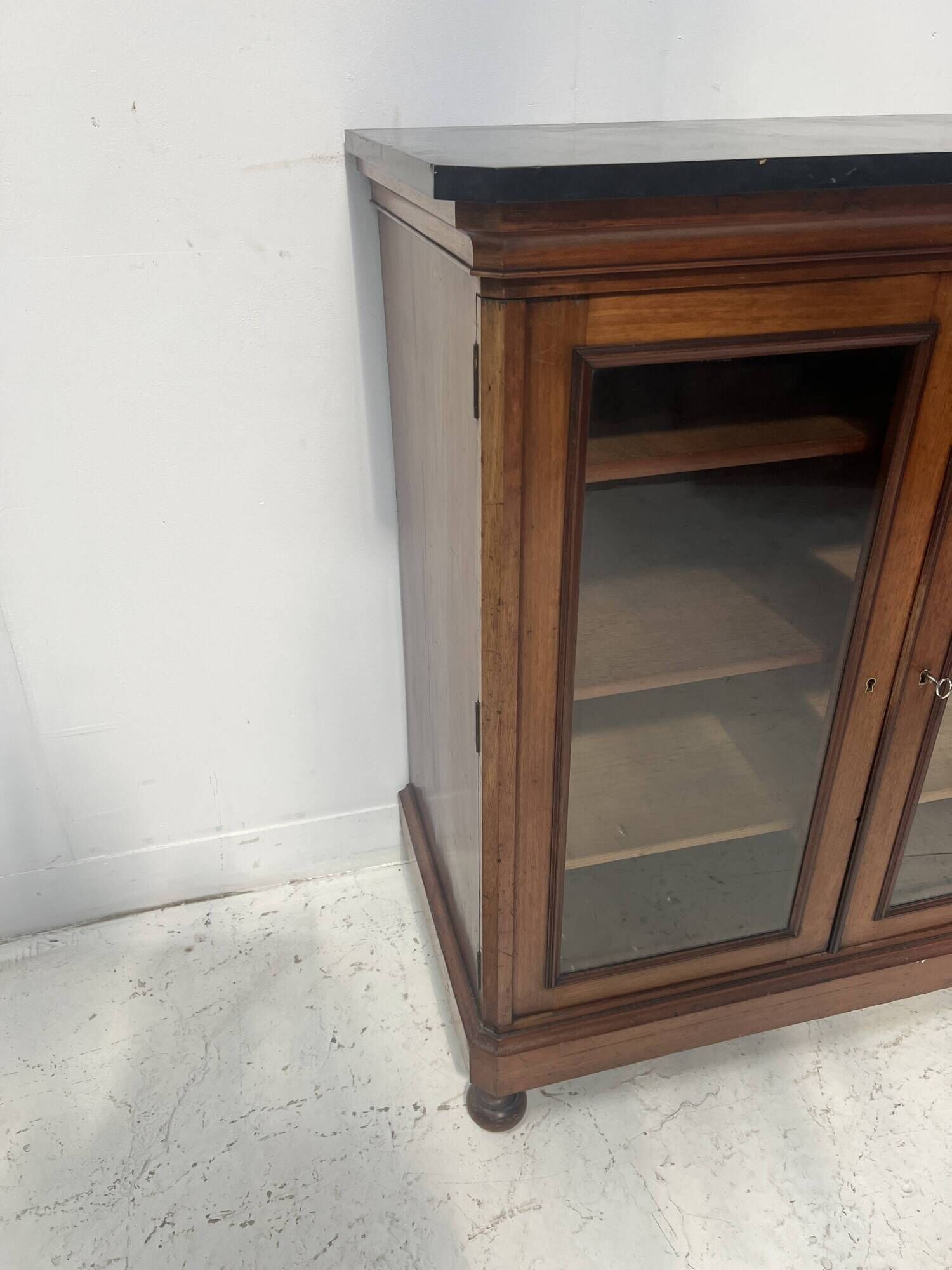 Display cabinet at counter height in mahogany and veneer, 19th century.